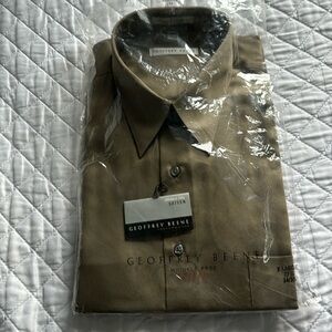 Men’s Geoffrey Beene color dress shirt (Never Worn, still in wrapping).